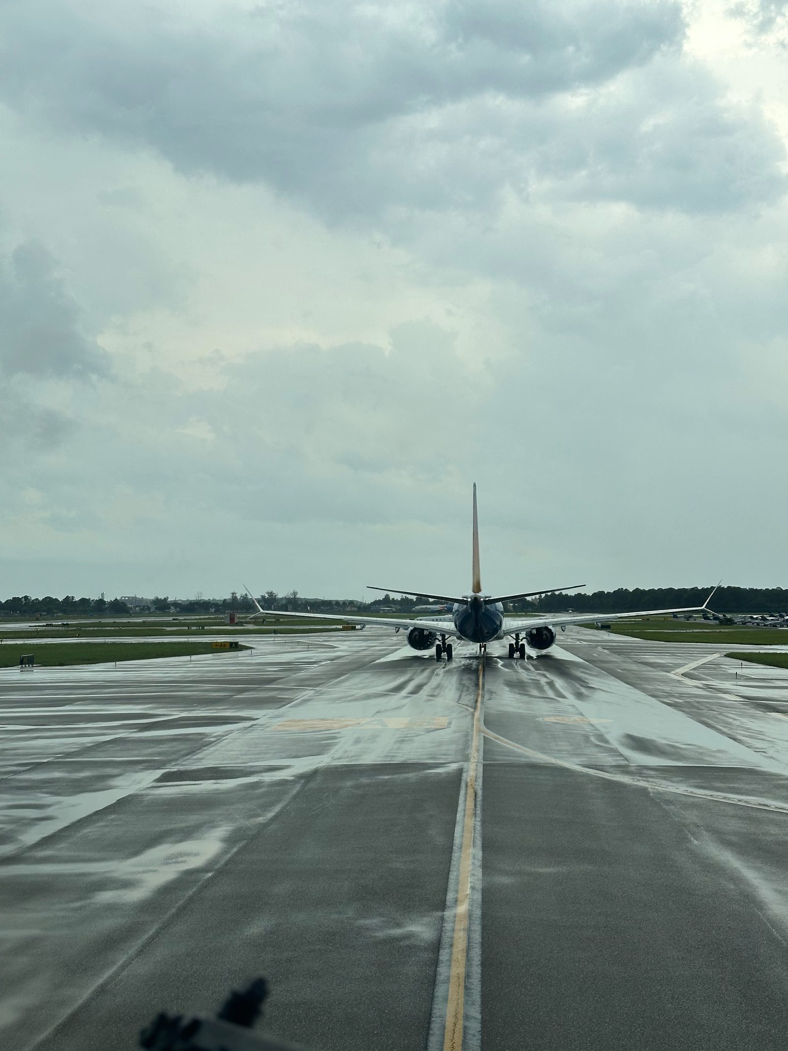 Aeronave comercial en plataforma durante una jornada de lluvia