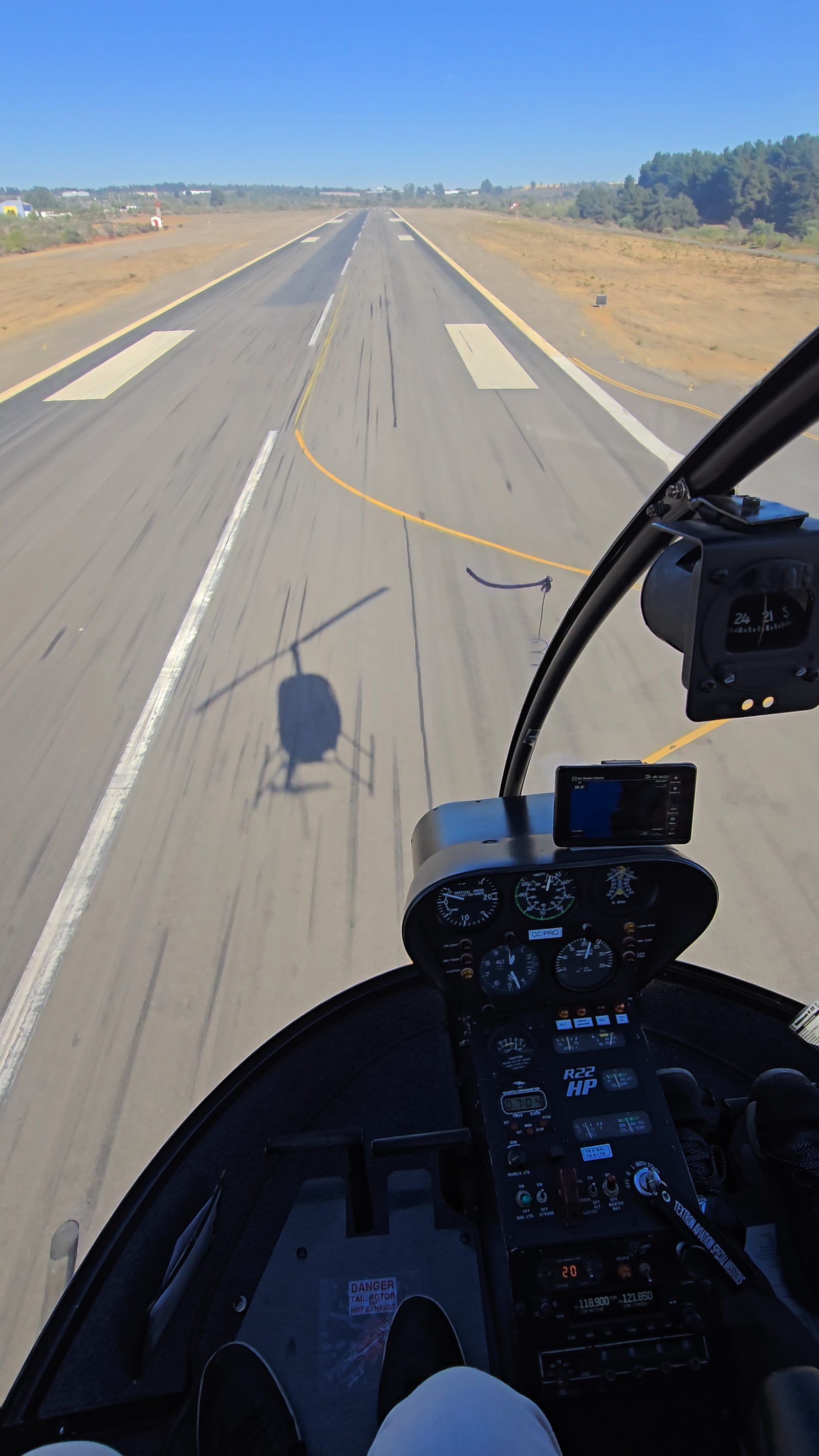 Vista desde la cabina de un helicóptero durante una aproximación