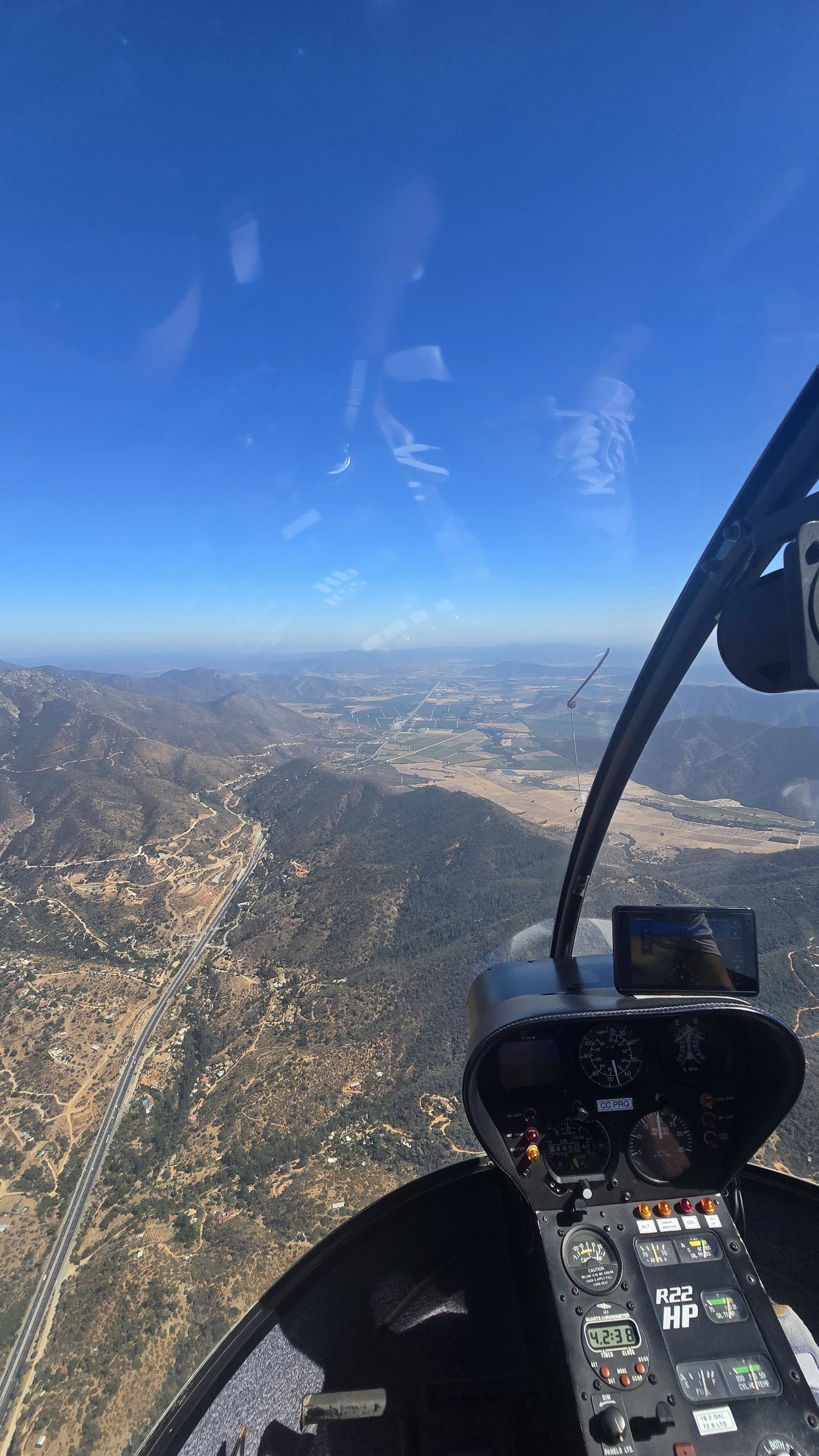 Vista desde la cabina de un helicóptero en vuelo