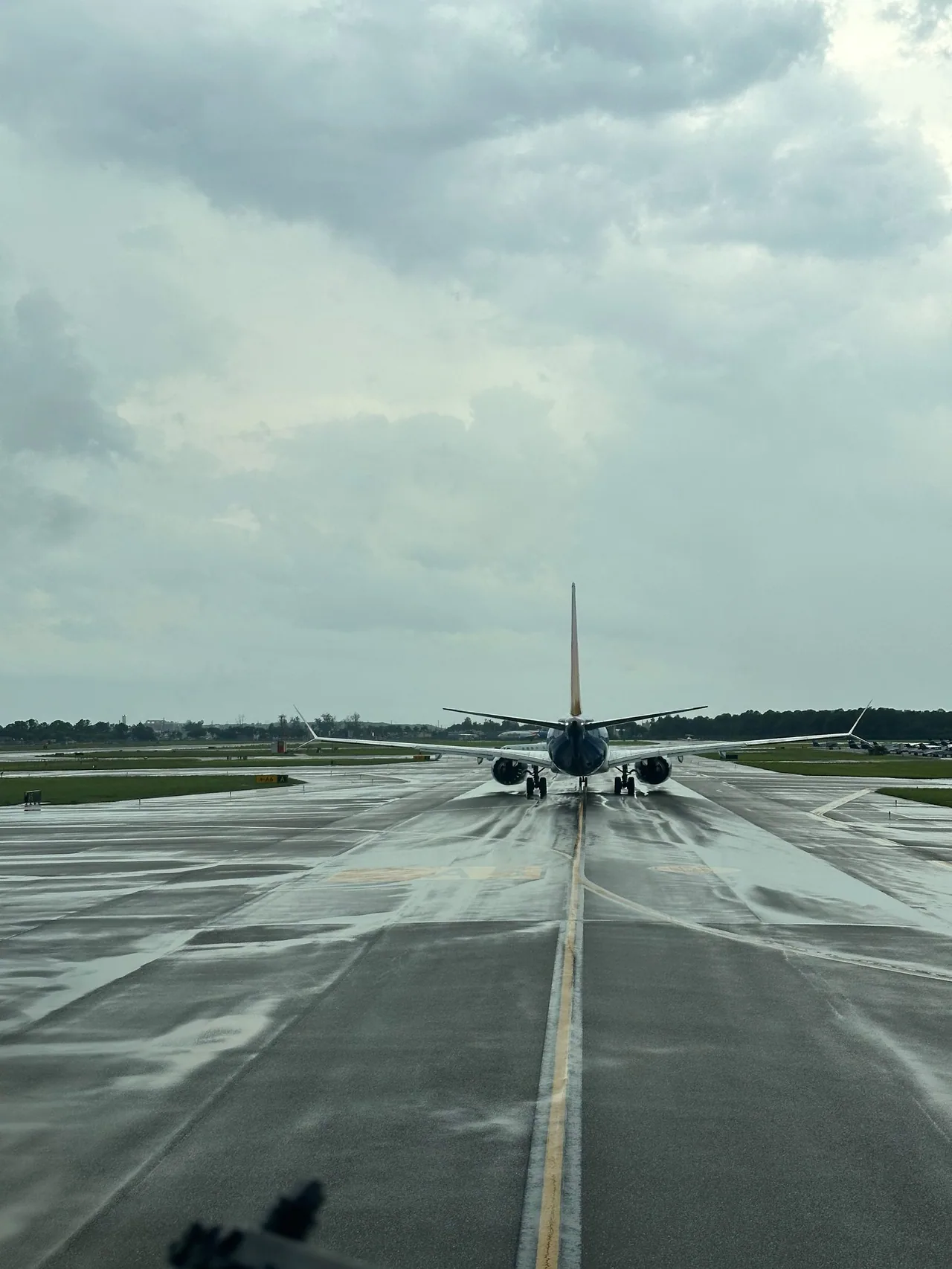 Aeronave comercial no pátio de um aeroporto