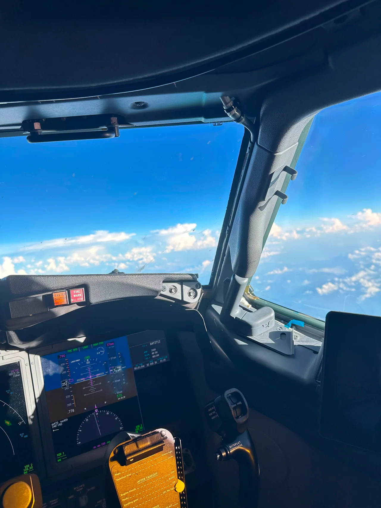 Vista desde la cabina de una aeronave comercial en vuelo