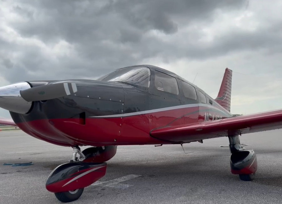 Avión monomotor estacionado en una plataforma