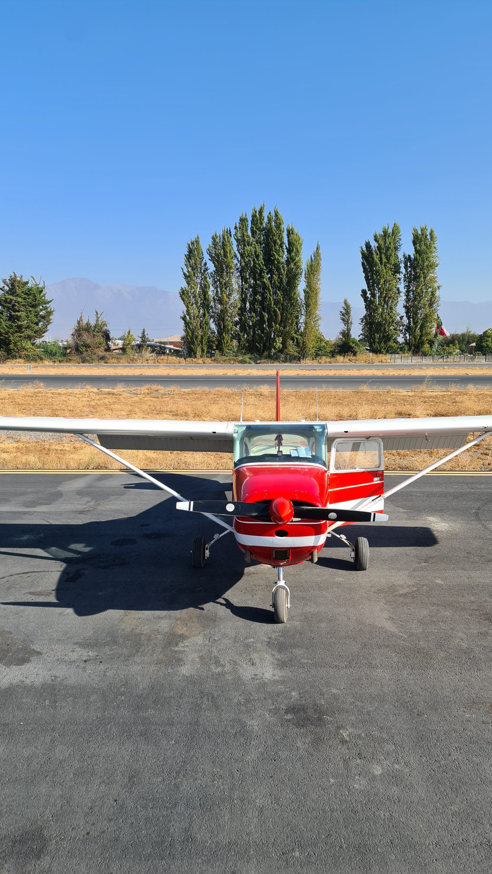 Aeronave monomotor utilizada en formación de vuelo